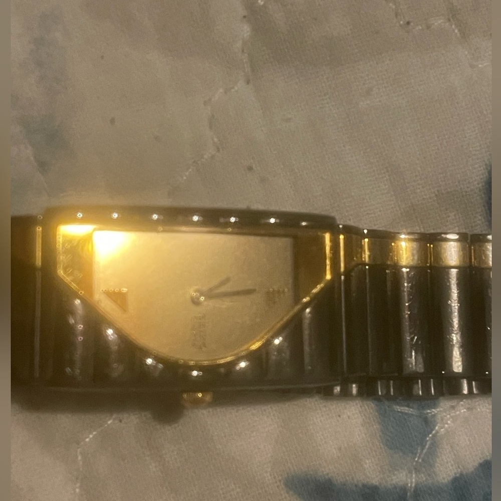 Seiko Gold and Silver Watch. Needs battery. Damaged and wear. - Picture 9 of 12